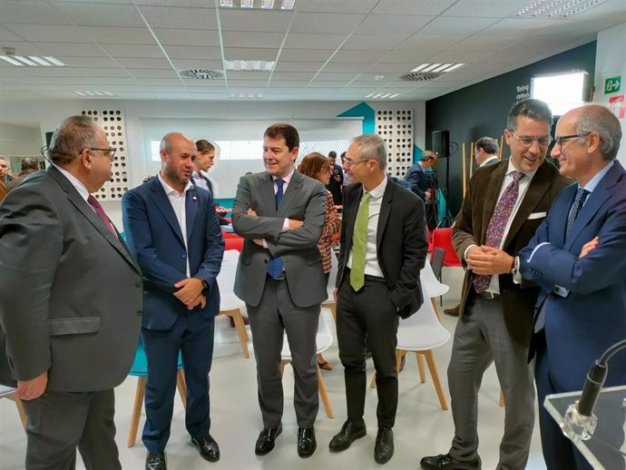 El presidente de la Junta de Castilla y León, Alfonso Fernández Mañueco (centro), junto al resto de autoridades en la visita al Parque Científico de la USAL y a las dependencias en él de la empresa Neurofix Pharma.