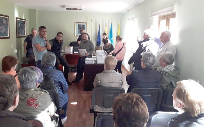 El director general de Infraestructuras Rurales y Montes, Fernando Prendes, ha entregado las escrituras de las nuevas fincas resultantes de la concentración parcelaria realizada en el concejo.