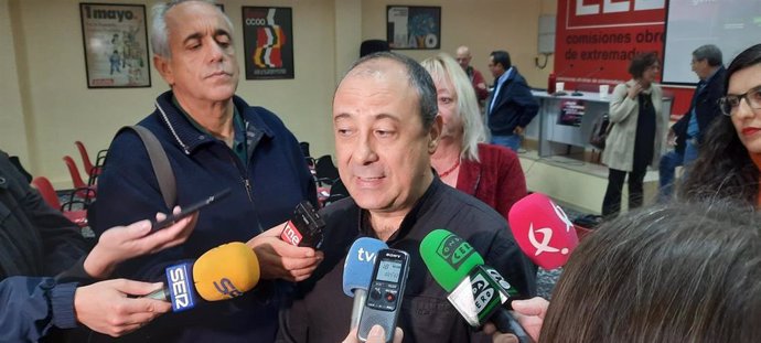 El secretario confederal de Políticas Públicas y Protección Social de CCOO, Carlos Bravo, atiende a los medios en Badajoz