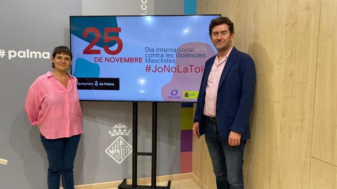 La directora general de Justicia Social, Meritxell Esquirol, y el regidor del área de Justicia Social, Feminismo y LGTBI+, Alberto Jarabo.