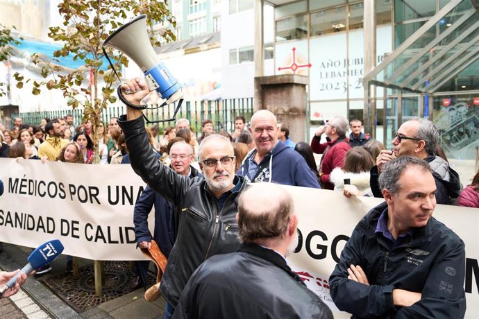 Cocnentración de médicos frente al Gobierno de Cantabria el pasado día 9.