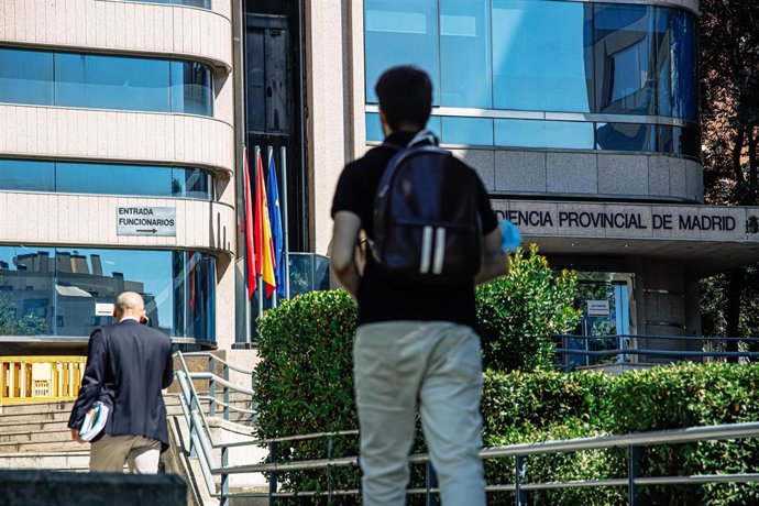 Archivo - Un hombre delante de la Audiencia Provincial de Madrid.