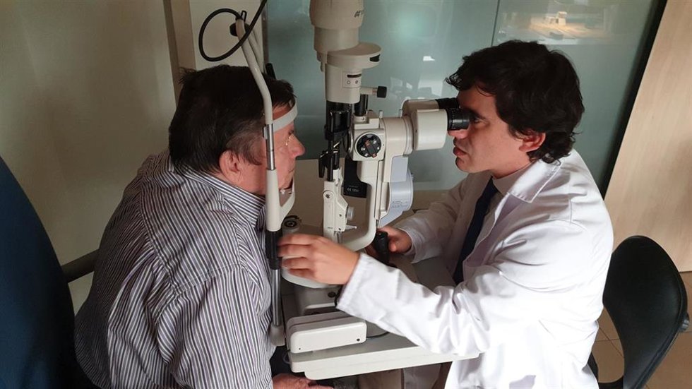 El doctor José Manuel Sandoval revisa la córnea de un paciente