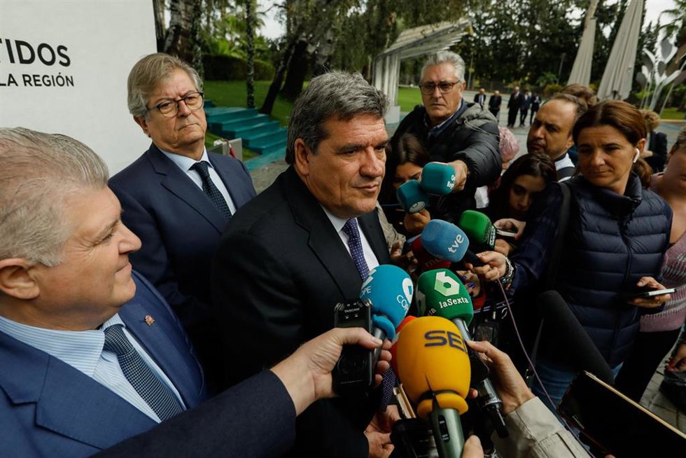 El ministro de Inclusión, Seguridad Social y Migraciones, José Luis Escrivá, ofrece declaraciones a los medios