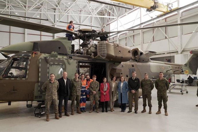 La ministra de Defensa, Margarita Robles visita el Batallón de Helicópteros III en Agoncillo
