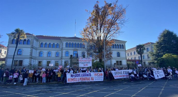 Concentración de la plataforma 'SOS Sanidade Pública O Grove' ante el edificio de la Xunta 