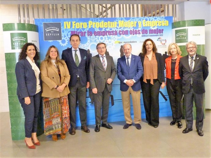 Villalobos, en el centro, en la inauguración del IV Foro 'Mujer y Empresa' impulsado por Prodetur.