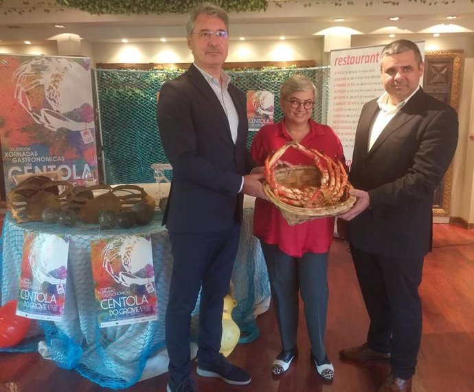 De izda a dcha, el alcalde de O Grove, José Antonio Cacabelos, la alcaldesa de Gijón, Ana González, y el  delegado de Hostelería de Emgrobes, Ángel Pablo Agrelo, antes de la presentación de la  20 Jornadas de la Centola de O Grove, en Gijón