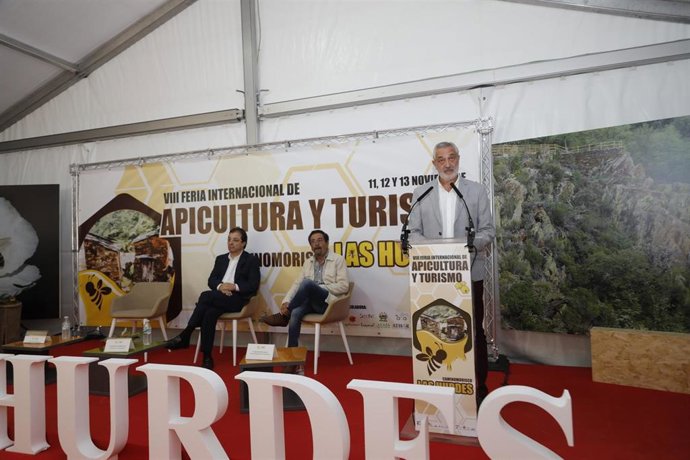 El presidente de la Diputación de Cáceres, Carlos Carlos, interviene en la inauguración de VIII Feria Internacional de Apicultura y Turismo de Las Hurdes