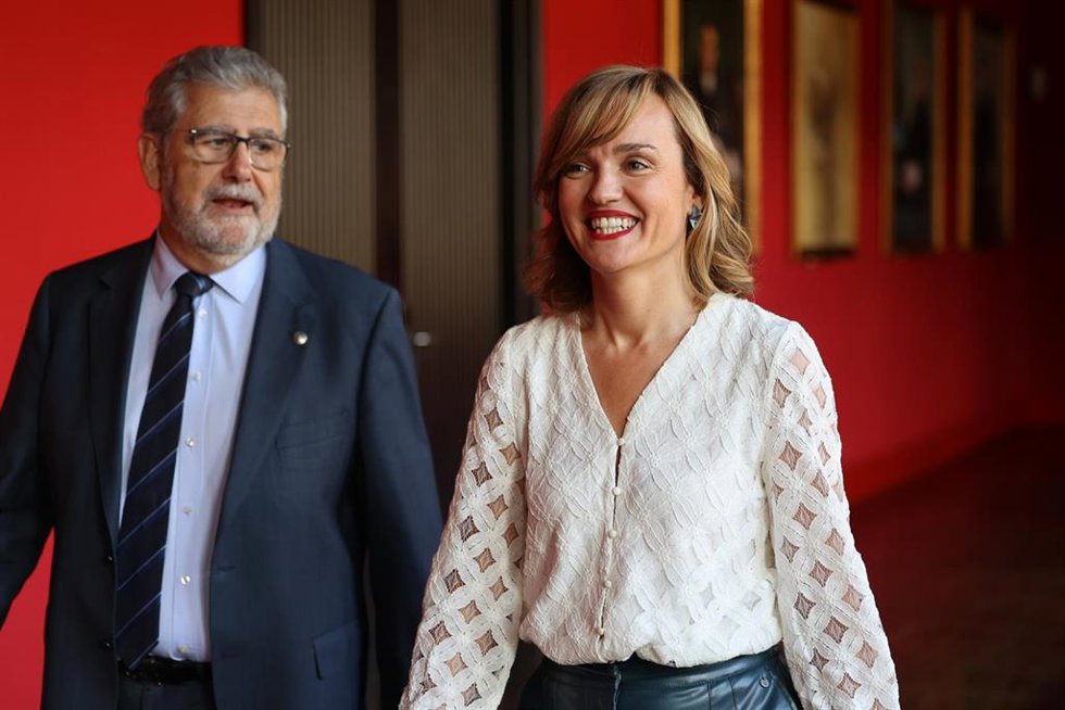 El rector de la Universidad de Zaragoza, José Antonio Mayoral, y la ministra de Educación, Pilar Alegría, a su llegada a la inauguración de una jornada sobre alfabetización mediática, en el Edificio Paraninfo.