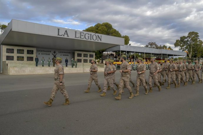 Legionarios que se van a desplegar en Irak desfilan en la parada militar en Viator (Almería)