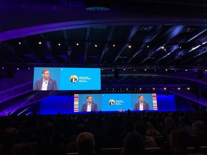 Archivo - El socialista José Antonio Rodríguez salas dando una conferencia a empleados de Twitter