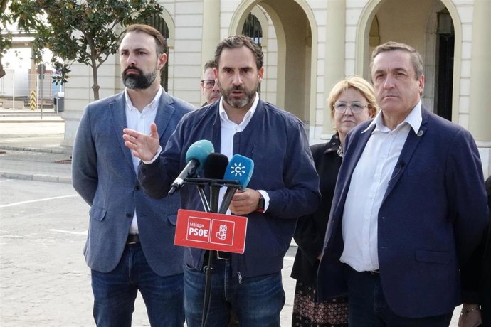 Daniel Pérez, secretario general del PSOE en Málaga, durante la presentación de una moción relativa al puerto de Málaga