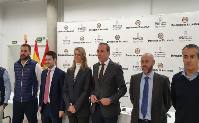 El vicepresidente de la Diputación de Valladolid, Víctor Alonso; la presidenta de la CEOE Valladolid, Ángela de Miguel; junto a uno de los ponentes durante la jornada Jorge Sanz este viernes en el edificio Q-BO de la capital vallisoletana