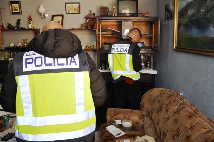 Un moneto del registro de la vivienda del detenido con pornografía infantil.