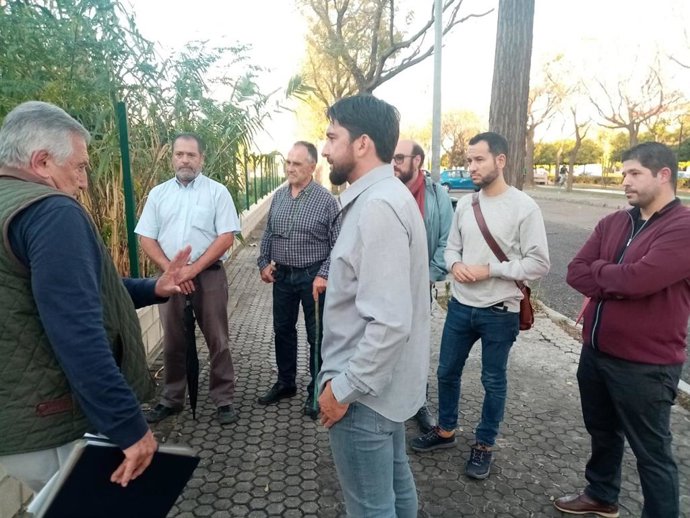 El candidato de IU a la Alcaldía de Sevilla, Ismael Sánchez, con el portavoz de Adelante Sevilla (IU-Podemos), Daniel González Rojas, en una reunión con vecinos de Ciudad Jardín.