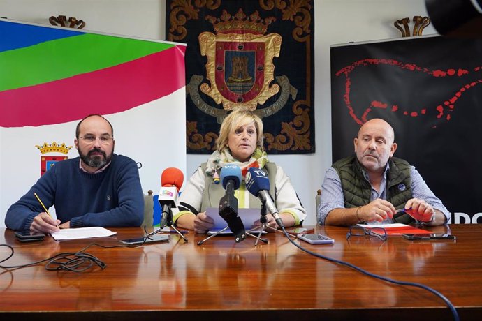 La alcaldesa de Camargo, Esther Bolado, ofrece una rueda de prensa sobre la adjudicación del contrato de basuras.