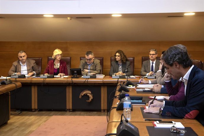 La consejera de Educación y Formación Profesional, Marina Lombó, comparece en la Comisión del Parlamento de Cantabria para informar sobre el clima escolar