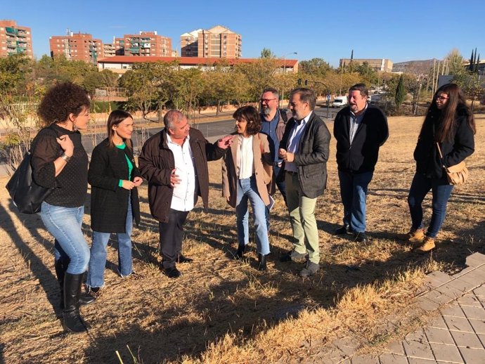 Visita del PSOE a terrenos cedidos por el Ayuntamiento de Granada al Gobierno andaluz para la construcción del centro de salud de Parque Nueva Granada.