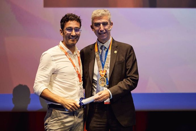 Archivo - Juan José Domínguez, traumatólogo de la Unidad de Ortopedia Infantil del Hospital Puerta del Mar de Cádiz, recibiendo su premio