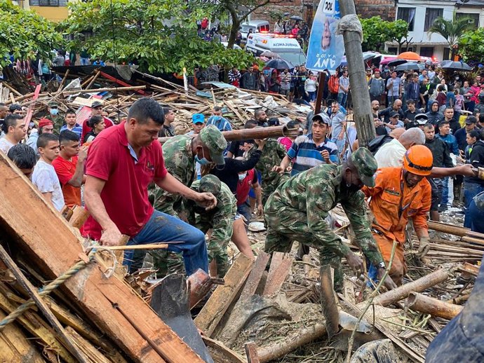 Archivo - 08 February 2022, Colombia, Pereira: People help rescue workers search for survivors after a at least 15 people have died as a result of a landslide triggered by heavy rain in central Colombia. Photo: Streitkrfte/colprensa/dpa