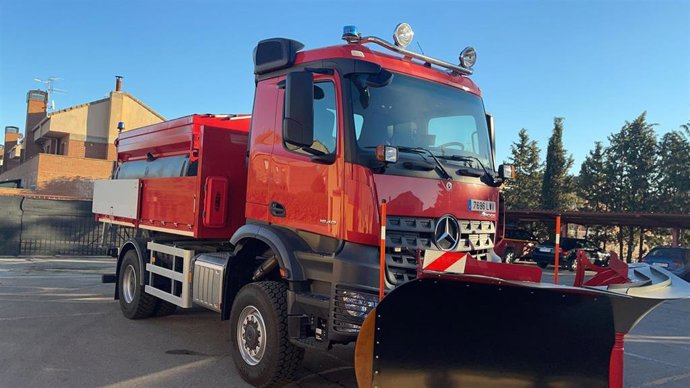 Los bomberos de la DPZ incorporan un nuevo camión quitanieves para actuar en las carreteras de la provincia.