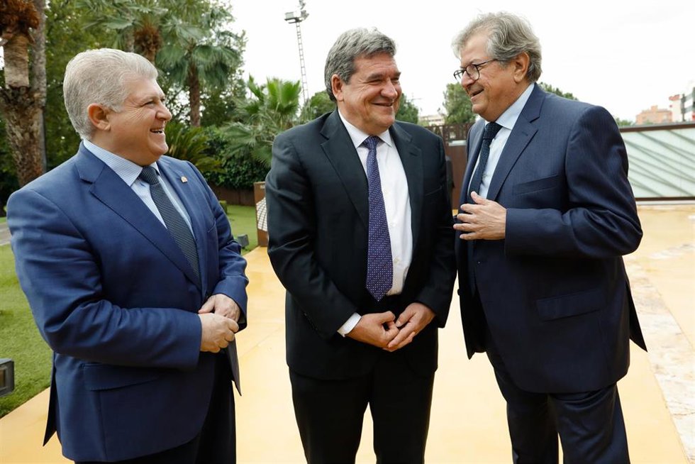 (I-D) El delegado del Gobierno en la Región de Murcia, José Vélez; el ministro de Inclusión, Seguridad Social y Migraciones, José Luis Escrivá y el decano de Economía Ramón Madrid, a su llegada a una conferencia en el Colegio de Economistas