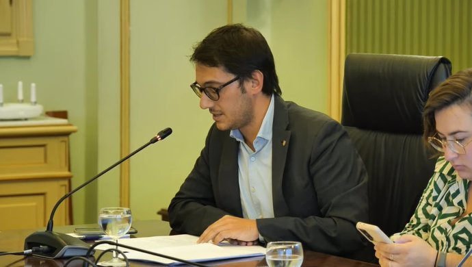 El conseller de Modelo Económico, Turismo y Trabajo, Iago Negueruela, durante su comparecencia parlamentaria.
