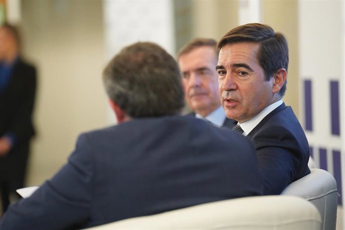 El presidente de BBVA, Carlos Torres Vila, y el presidente de Deusto Business Alumni, Agustín Garmendia, en un encuentro empresarial en la biblioteca de Deusto, a 11 de noviembre de 2022, en Bilbao, País Vasco (España).