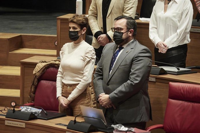 Archivo - La presidenta de Navarra, María Chivite, y el vicepresidente del Gobierno de Navarra, Javier Remírez, en un pleno parlamentario (archivo)