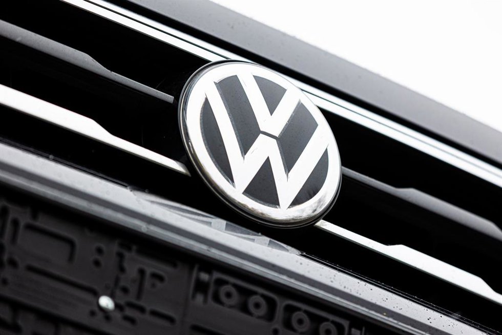 Archivo - FILED - 09 December 2021, Lower Saxony, Wolfsburg: The Volkswagen logo is pictured on a vehicle in Wolfsburg. Photo: Moritz Frankenberg/dpa