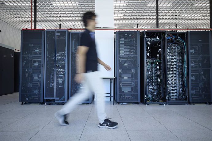 Archivo - Un hombre pasa por un clúster de nodos de procesamiento, almacenamiento y comunicaciones en el Centro de Supercomputación y Visualización de Madrid, en una imagen de archivo.