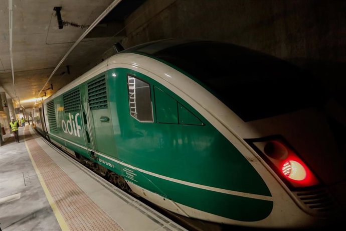 Archivo - Llegada del tren laboratorio de Adif a la estación de Murcia del Carmen