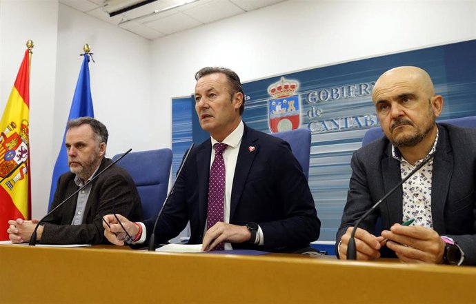 El Consejero De Medio Ambiente, Guillermo Blanco, Informa En Rueda De Prensa Sobre Medidas De Prevención Y Lucha Contra Incendios Forestales Junto A Ángel Serdio (D) Y Antonio Lucio (I)