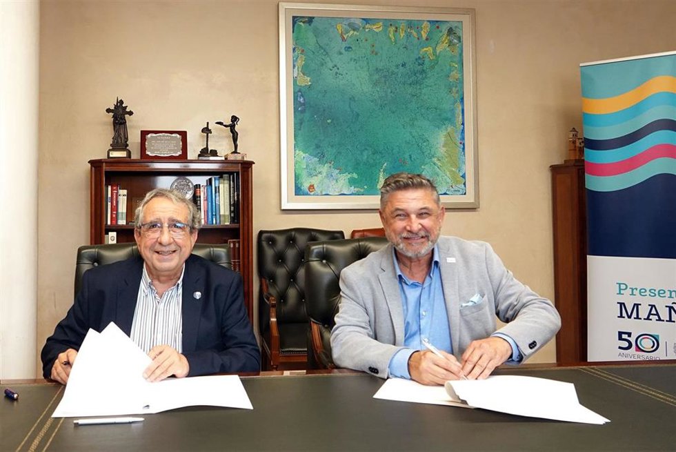El rector de la Universidad de Málaga (UMA) José Ángel Narváez y el presidente de la Junta Provincial de la Asociación Española Contra el Cáncer (AECC) Joaquín Morales, firman un acuerdo entre las dos entidades