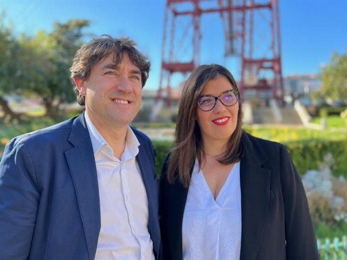 El secretario general del PSE-EE, Eneko Andueza, junto a la candidata socialista a la Alcaldía de Getxo, Carmen Díaz