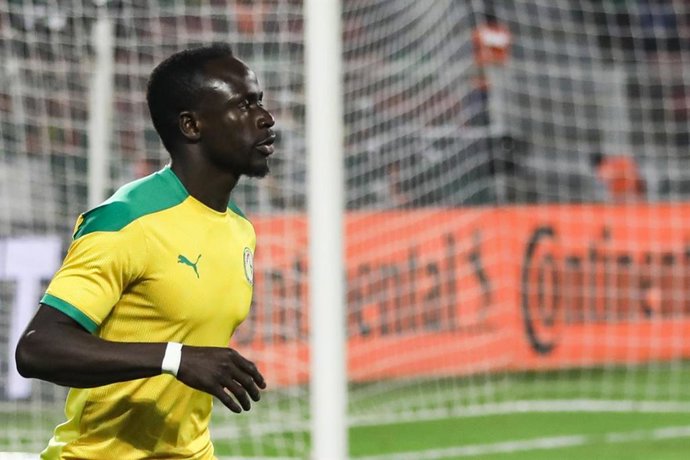 Archivo - El extremo del Liverpool Sadio Maná, durante un calentamiento con Senegal.  
