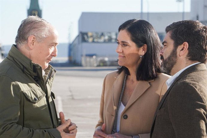 Archivo - La secretaria xeral del PPdeG, Paula Prado, y el portavoz del grupo municipal del PP en el Ayuntamiento de A Coruña, Miguel Lorenzo, en una visita a los muelles coruñeses