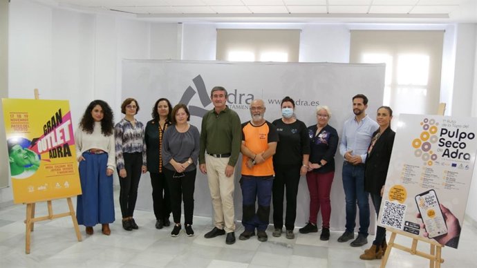El alcalde de Adra, Manuel Cortes, con los participantes en el Gran Outlet y la I Ruta de la Tapa del Pulpo Seco
