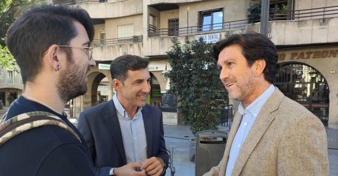 El parlamentario andaluz y portavoz de la Ejecutiva Provincial del PSOE de Huelva, Enrique Gaviño (derecha).