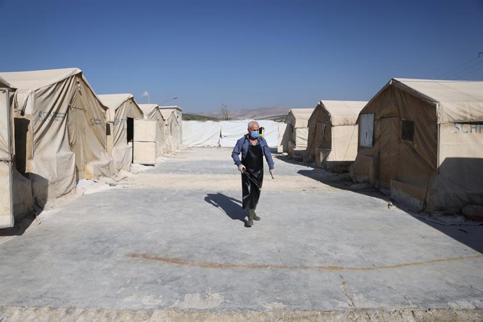 05 November 2022, Syria, Darkoush: A health worker prepares a sterilizer at cholera ward of Al-Rahma Hospital in the city of Darkoush. According to the latest statistics of EWARN, a total of 6555 suspected , 247 positive cases and 6 deaths in northweste