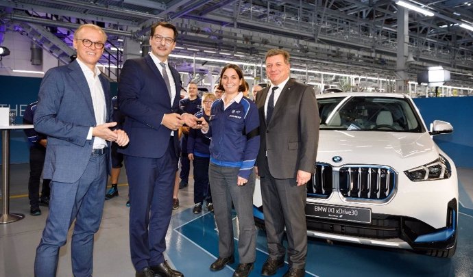 Los directivos de BMW en la planta de Regensburg (Alemania)