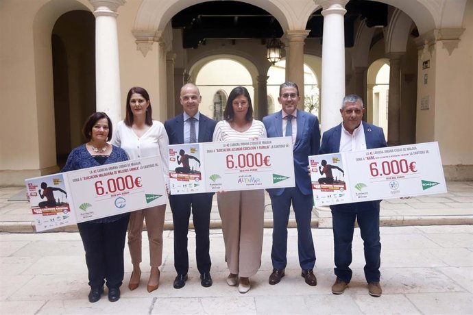 Entrega de la recaudación de la 42 Carrera 'Ciudad de Málaga' a a las asociaciones Ammla, Altamar y NAIM.