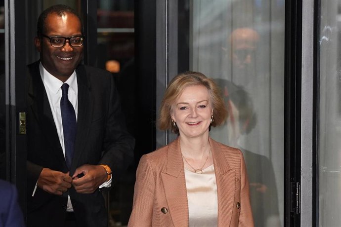 Archivo - El exministro de Finanzas de Reino Unido Kwasi Kwarteng junto a la expirmera ministra británica Liz Truss