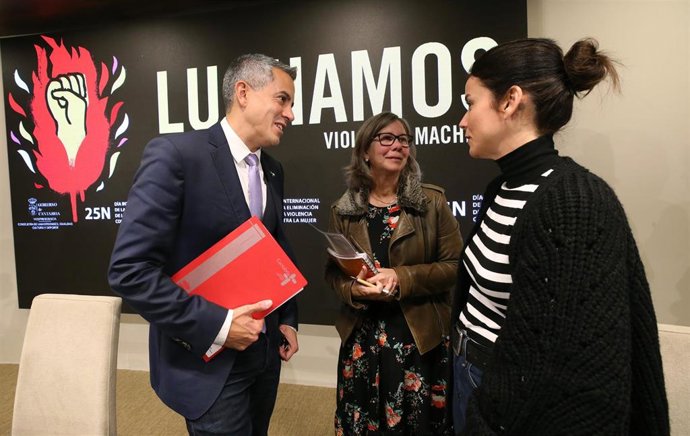 El vicepresidente y consejero de Universidades, Igualdad, Cultura y Deporte, Pablo Zuloaga, presenta la campaña con motivo del 25 N Día Internacional por la Eliminación de la Violencia contra la Mujer.