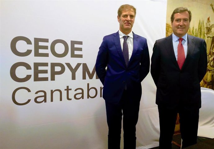 Archivo - Los presidentes de CEOE España y CEOE-Cepyme Cantabria, Antonio Garamendi y Enrique Conde, en una foto de archivo