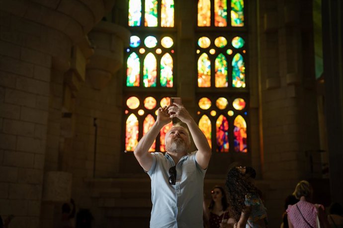 Archivo - Un home fa una fotografia a l'interior de la Sagrada Família.