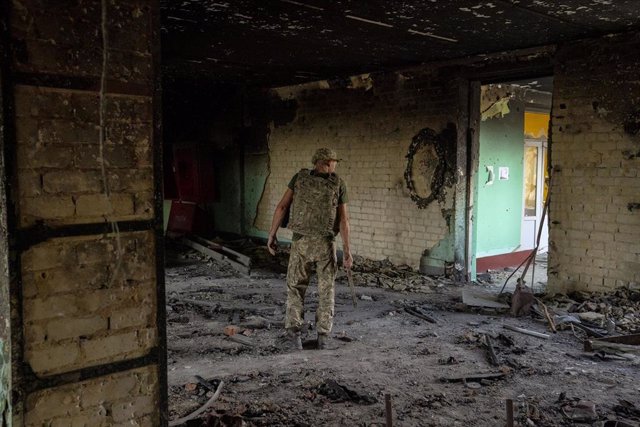 Archivo - Un soldado ucraniano camina entre las ruinas de un edificio en Járkov.