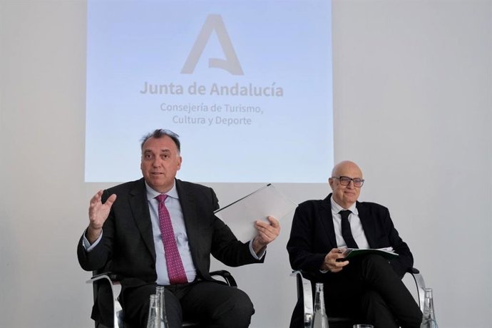 El consejero de Turismo, Cultura y Deporte de la Junta de Andalucía, Arturo Bernal, y el director general para la Cultura, Salomón Castiel