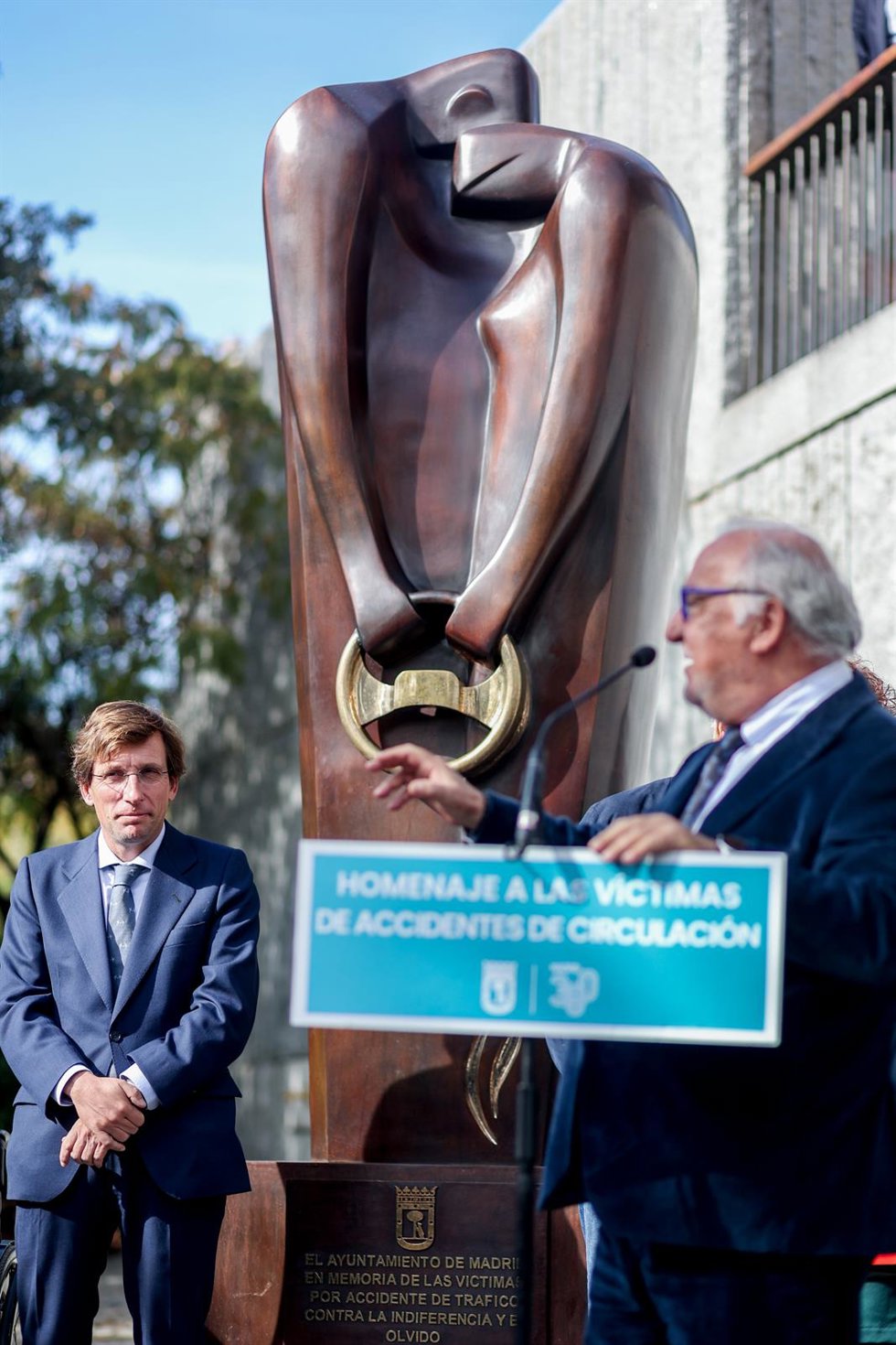 El director general de Tráfico (DGT), Pere Navarro, interviene en la inauguración de la escultura homenaje a las víctimas de accidentes de circulación en Madrid Río.
